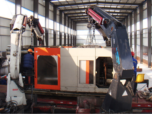上海華時(shí)機(jī)電有限公司1600噸注塑機(jī)搬運(yùn)