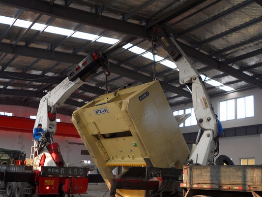 400T沖床廠房內(nèi)吊裝