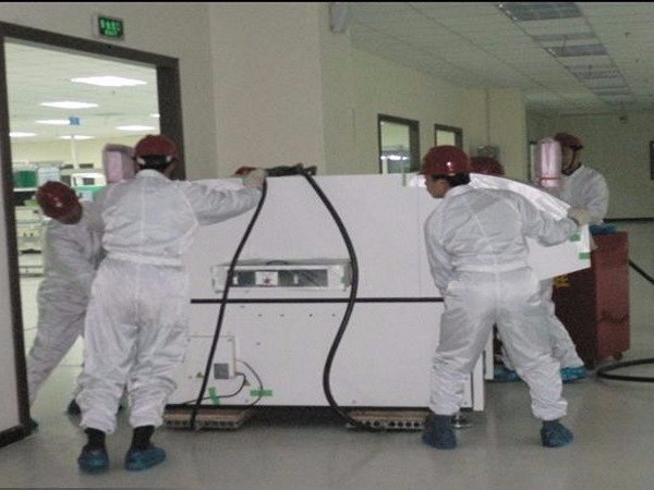 屹星機(jī)電無塵車間設(shè)備氣墊搬運到位