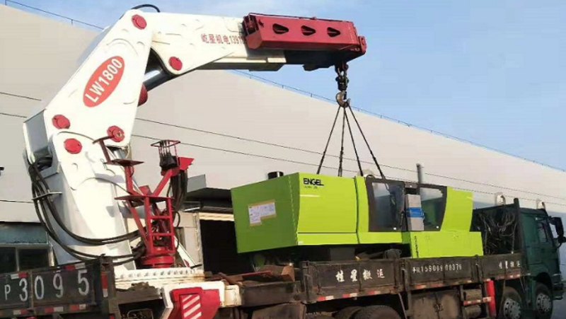 注塑機設(shè)備吊裝搬運